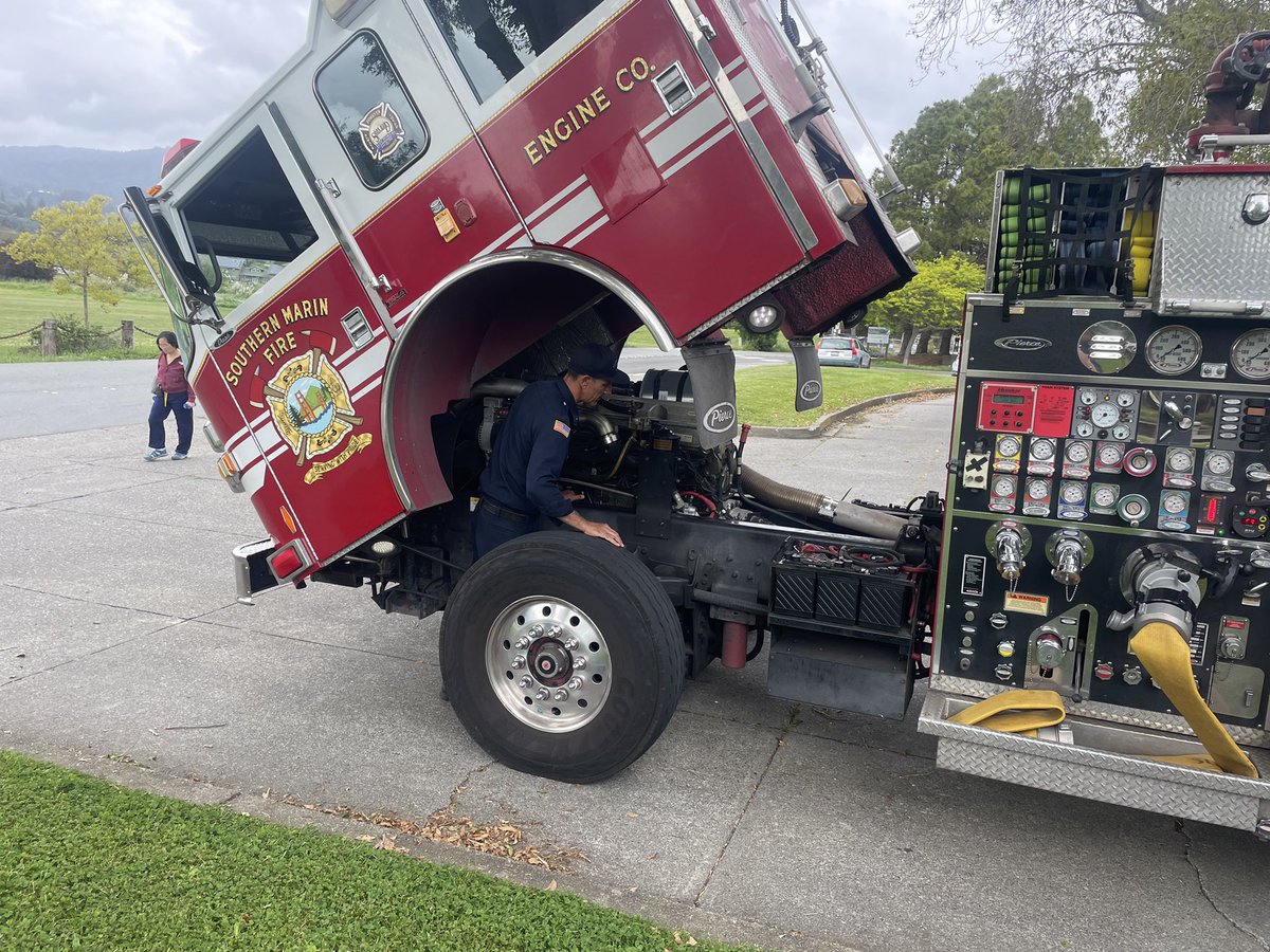 Weekly Apparatus Safety Check✅ Over at Southern Marin Fire District’s Station 7 crews are making sure the engine is working properly and it it has oil. Check it out! #SouthernMarinFire