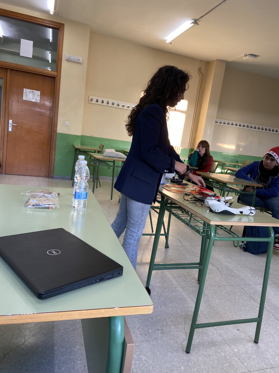 Noe_Merayo's tweet photo. Hoy 25 de Abril se conmemora el Dia Internacional de las Niñas en las TIC. Desde InGenias intentamos incentivar vocaciones tecnológicas entre las jóvenes de secundaria gracias a nuestras estudiantes de Telecomunicación #Ingenias. @Dip_Va @PC_UVa @ETSIT_UVa @Virt_UVa https://t.co/cMe0zpe4hL