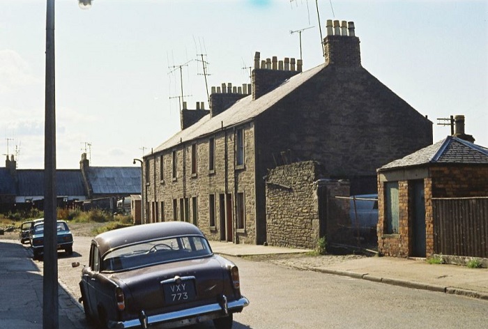On Thursdays we take you back in time 50 years to 1974. This week we head to the cul-de-sac portion of Brown Street in Broughty Ferry. The houses in the distance are the backs of those on Fisher Street. Date: July 1974 Ref: IN070-152 CL1034 #Dundee #Archives