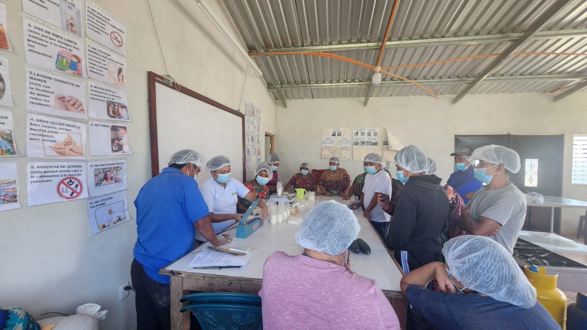 #Chimaltenango | Un grupo de mujeres de El Sitio, Patzún, se capacitaron en transformación agroindustrial y prácticas de manufactura de alimentos a través de la colaboración entre el departamento de Fruticultura y la Asociación Sotz’il. #MAGASaleAdelante #GuatemalaSaleAdelante
