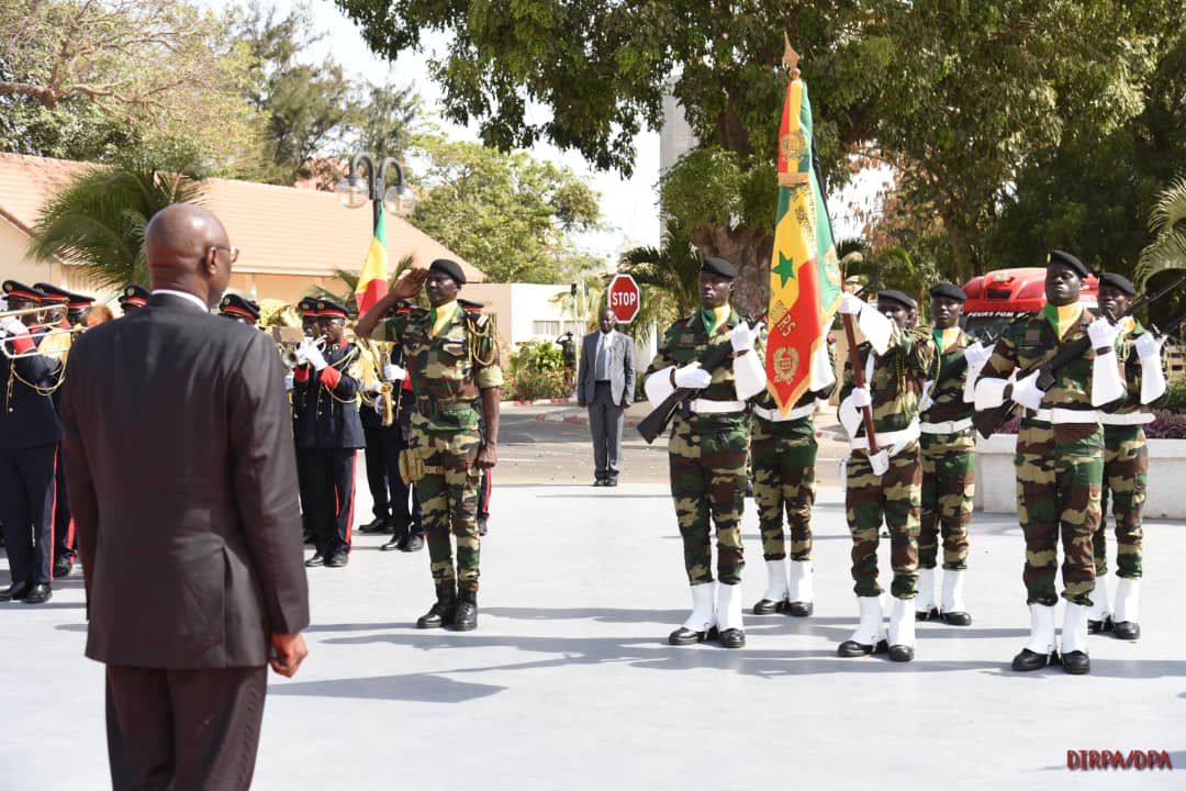 CHEFDIRPA's tweet photo. 1/2 Visite de prise de  contact du Ministre des Forces armées(MFA) au Quartier Dial DIOP ce 25 avril 2024. Après les honneurs et le dépôt de gerbe au Mémorial, le Général Birame DIOP a eu droit à un briefing de l'État-major général des Armées. 
Le MFA a pris fonction le 11 avril. https://t.co/f6TvylZILX