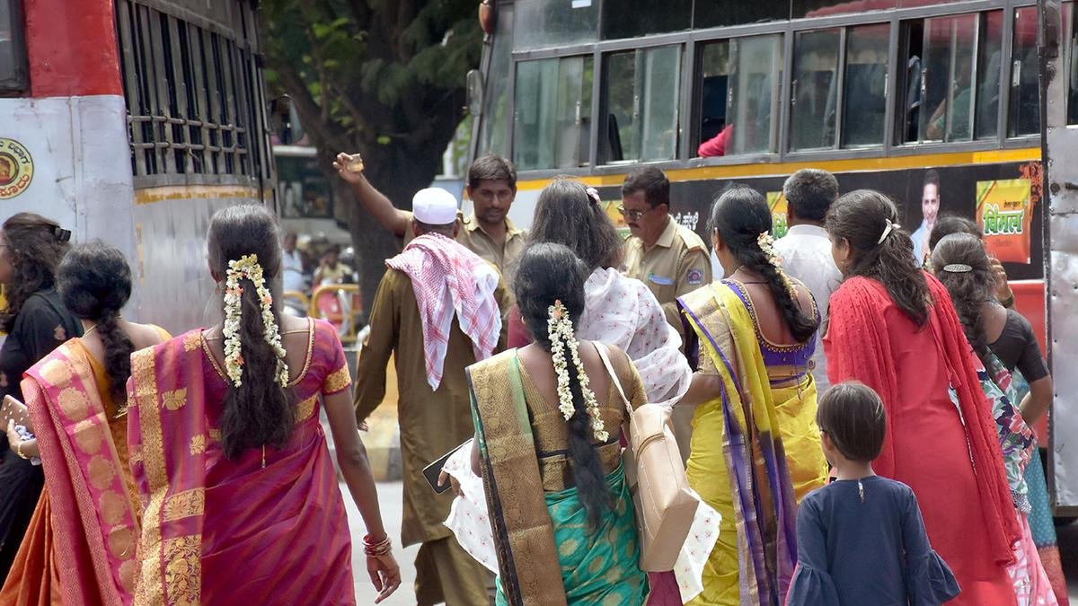 Incident from Uppinangady (District - Dakshina Kannada). A #Hindu girl on her way to vote was harassed by a Mu$|!m on a bus in #Karnataka . 👉 Strict action should be taken against such lustful #Bigots . #KarnatakaElections #CONgressAgainstHindus #CongressHataoDeshBachao