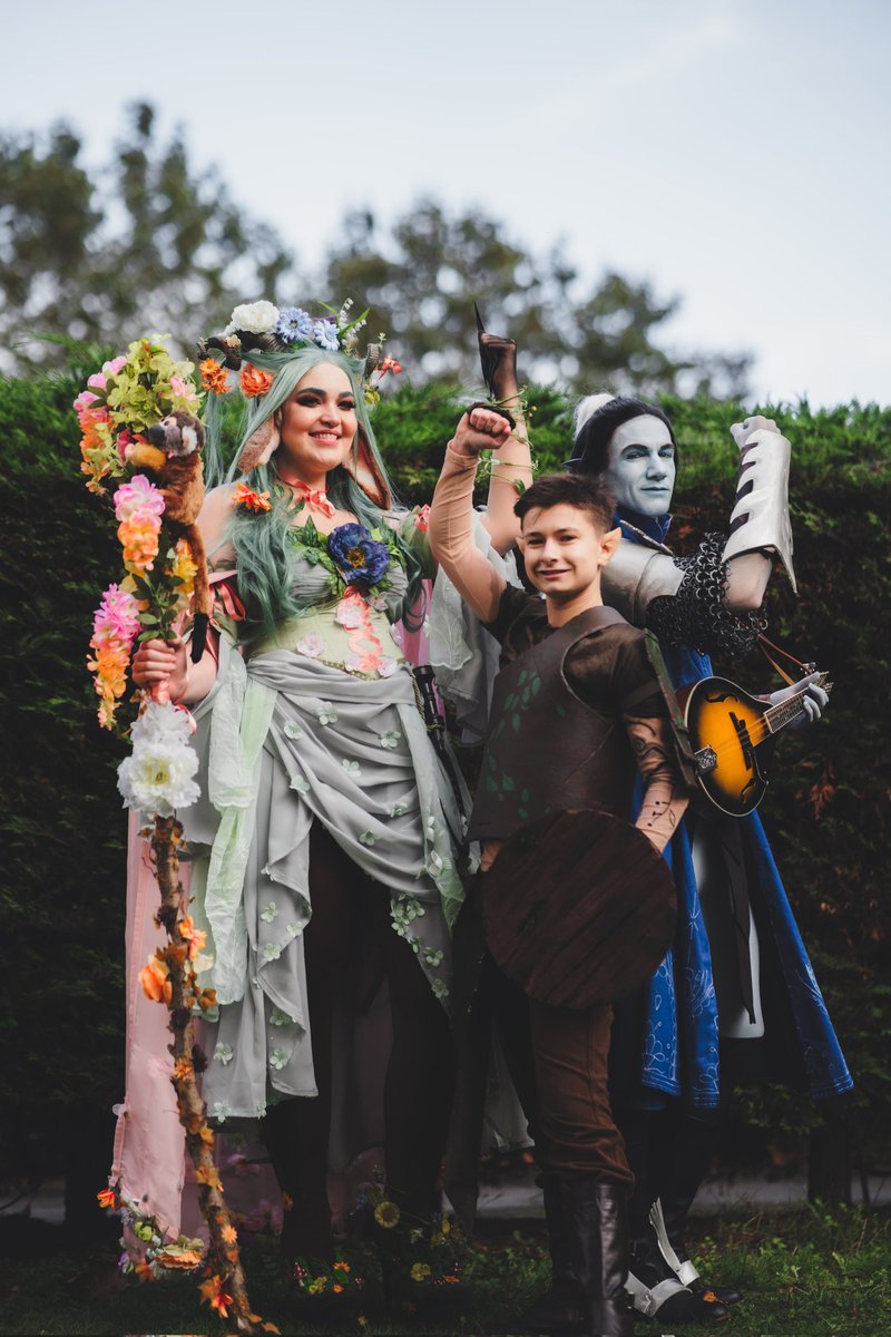 IxtranCosplay's tweet photo. How about a throwback to our Bell's Hells trio @CriticalRole 💚🤎💙

Fearne - @Moomei__
Orym - @CochCap
📷 - @senksjpg
Characters by - @VoiceOfOBrien @robbiedaymond

#CriticalRole #CriticalRoleCosplay #BellsHells #Cosplay #MCMComicCon #DorianStorm #BellsHellsCosplay https://t.co/FyvxoUTsiS
