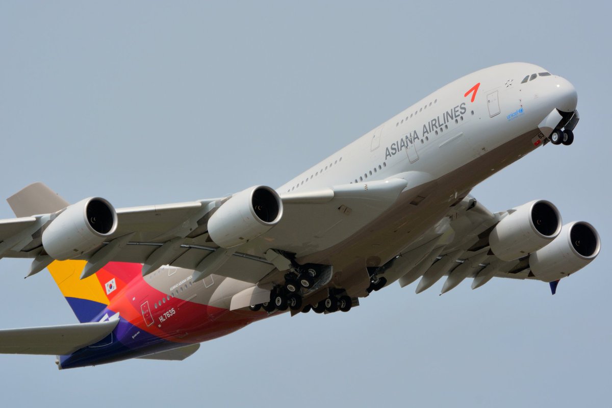 ⚠️ Asiana Airlines volverá a operar este año el Airbus A380, el avión de pasajeros más grande del mundo, en su ruta entre Barcelona y Seúl.

Operará con A380 de 495 plazas el 14 y 21 de septiembre en sustitución del habitual Airbus A350-900 de 311 plazas.