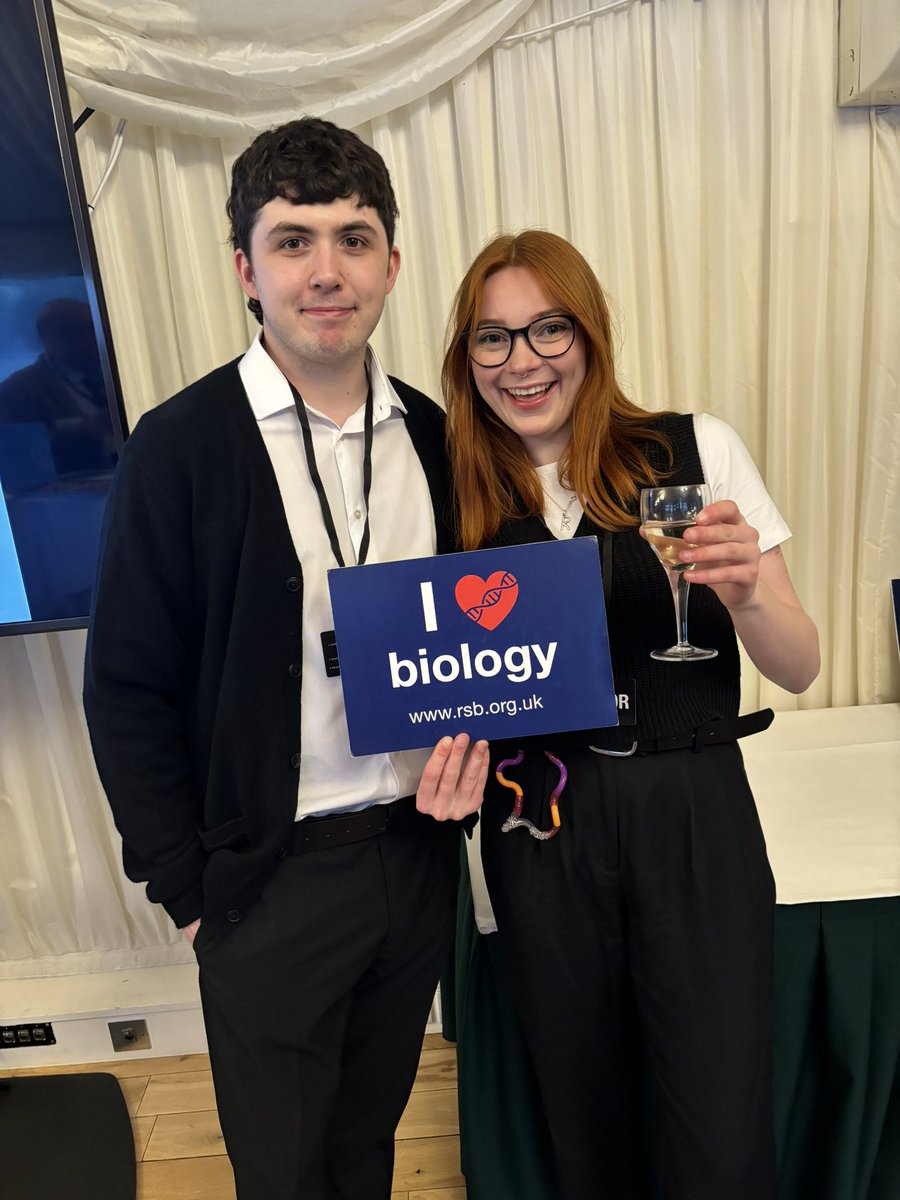 If you told 18 year old me, having failed biology at A level, that I’d be receiving an award for my palaeontology research from the @RoyalSocBio i would’ve laughed in your face. Anyways, I’m at the House of Commons for the ceremony! 😃🦕🦖