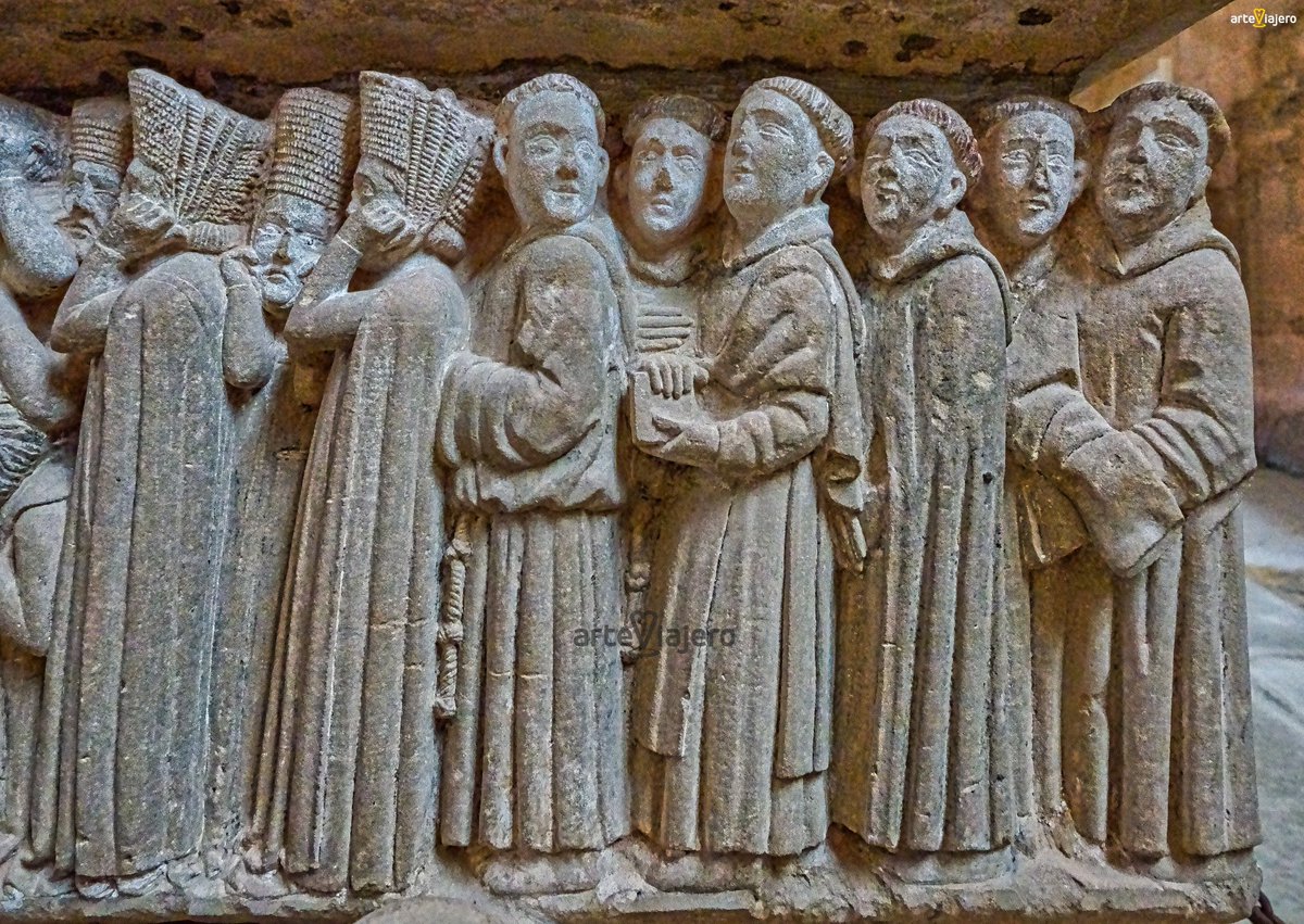 Sepulcro de Doña Urraca Díaz de Haro, obra maestra de la escultura gótica funeraria de finales del S. XIII. La obra se conserva en el Monasterio de San Salvador de Cañas (#LaRioja) y es atribuida al escultor Ruy Martínez de Bureba
#FelizJueves #photograghy #art