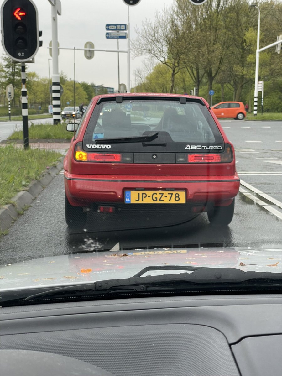 bertushd's tweet photo. Weer een autotweet: ook mooi, #volvo 480Turbo, vanmiddag gespot. Bijzondere auto met nederlandse roots - ontstaan via een ontwerp prijsvraag van het toen nog bestaande autoblad #Autoselect https://t.co/MvqBV5BMrO