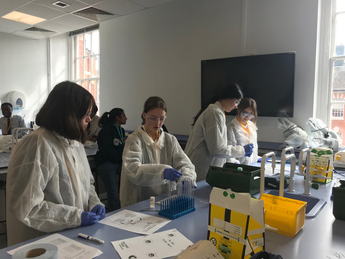 ChemistryLpgs's tweet photo. Proud of Team LPGS who won the teamwork award at the @RSC_EiC Top of the Bench Regional challenge day @UniofGreenwich today! https://t.co/qaUEU7Ib5q