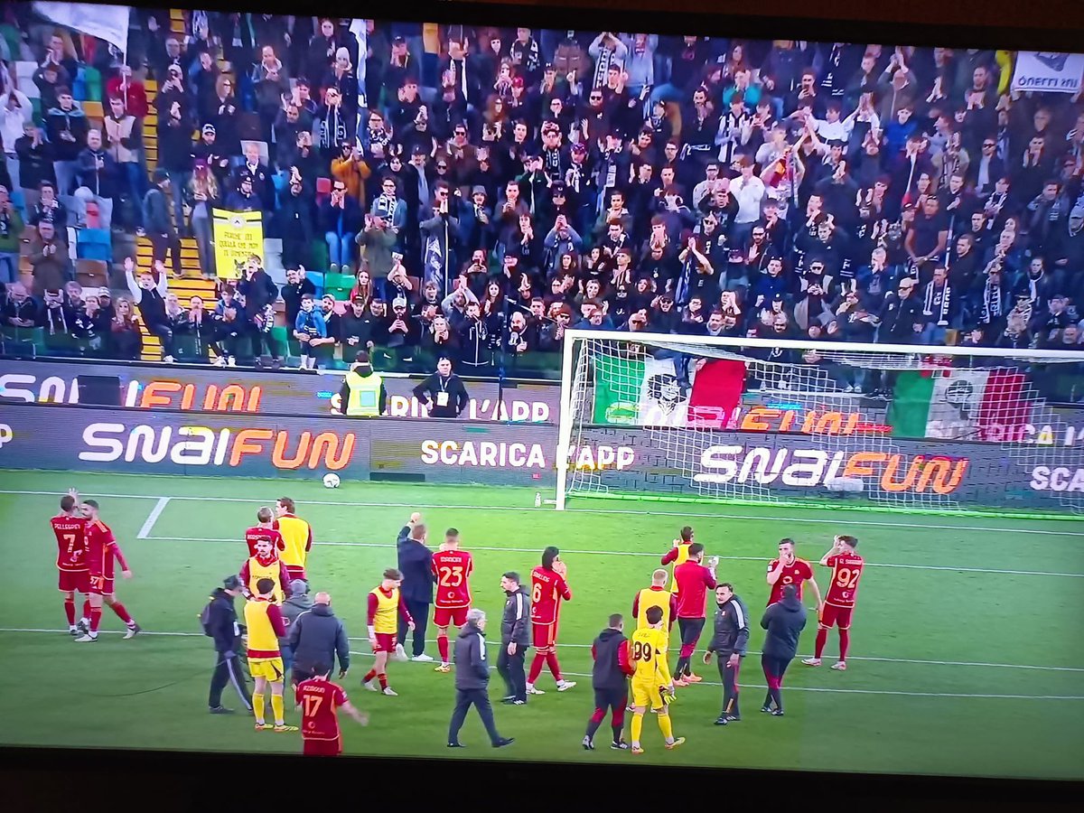 Per me l’immagine più bella della partita la #Roma che applaude #CurvaNordUdinese #UdineseRoma Amici romani almeno una birretta ce la offrite? 😅 Con questa rosa #Udinese decisamente indirizzata verso la #SerieB 😞