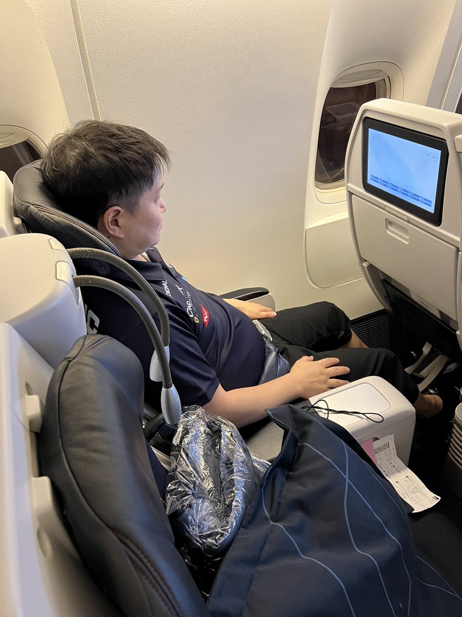 tsuguNiPoker's tweet photo. 極め付けは71万円で買ってたビジネスが席が足らないとのことでプレミアムエコノミーに振り替えられました。。席が足らないから仕方ないけど…
なお、ここからパリへ向かう飛行機には「機内食はありません」って、乗ってから言うなー😅
次回からは必ず事前にアナウンスして下さい‼️
さて、最後の心配はパリの空港でストライキのためかなりの人が足止めされてると聞いてます。僕も翌日の遅い時間しか飛行機振り替えてくれなかったのですが、、ホテル無いとかいう落ちだけは勘弁して下さい。。用意されてるのかな?
ここまで行ったら最悪を満喫してやる!
その代わりその後のポーカー上振れですよね?!
@AirFranceFR
#AF291