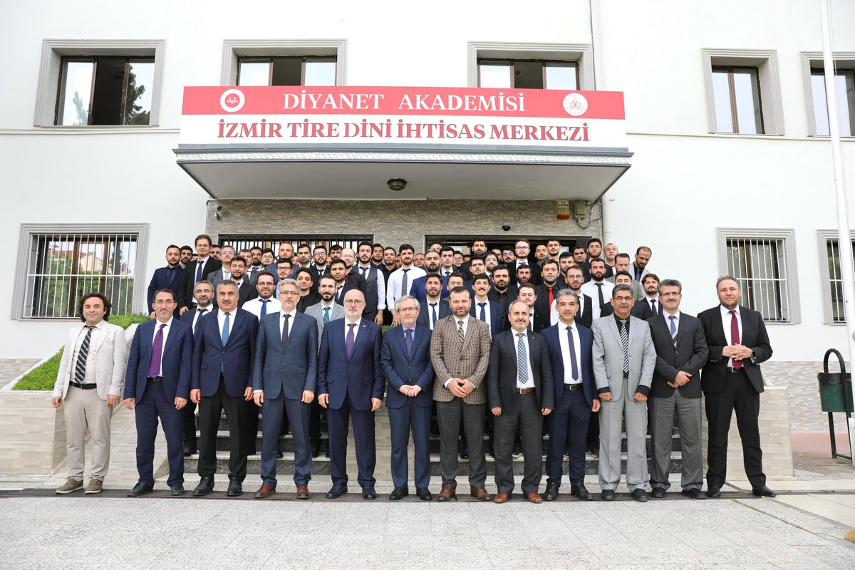 Diyanet Akademisi Başkanı Doç. Dr. Enver Osman Kaan, İzmir Tire Dini İhtisas Merkezi tarafından aday din görevlilerine yönelik düzenlenen programda 'Geleneği Tanımak Geleceğe Taşımak' konulu konferans verdi.