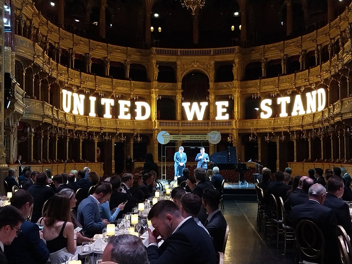 Tonight, @MiklosSzantho and @GavinWax opened proceedings at the #UnitedWeStand gala dinner co-hosted by the @NYYRC and the Center.