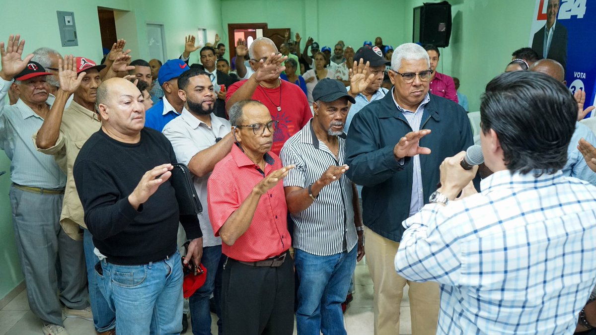JSocialDO's tweet photo. Las autoridades de nuestro partido juramentaron hoy al Dr. Eliel Rosario ex vicepresidente nacional del Colegio Médico Dominicano (CMD), y a Guillermo Otenwalder, ex director regional del Ministerio de Deportes. Ambos son líderes políticos de reconocida trayectoria. https://t.co/AH4yowEIDv