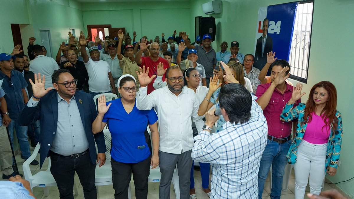 JSocialDO's tweet photo. Las autoridades de nuestro partido juramentaron hoy al Dr. Eliel Rosario ex vicepresidente nacional del Colegio Médico Dominicano (CMD), y a Guillermo Otenwalder, ex director regional del Ministerio de Deportes. Ambos son líderes políticos de reconocida trayectoria. https://t.co/AH4yowEIDv