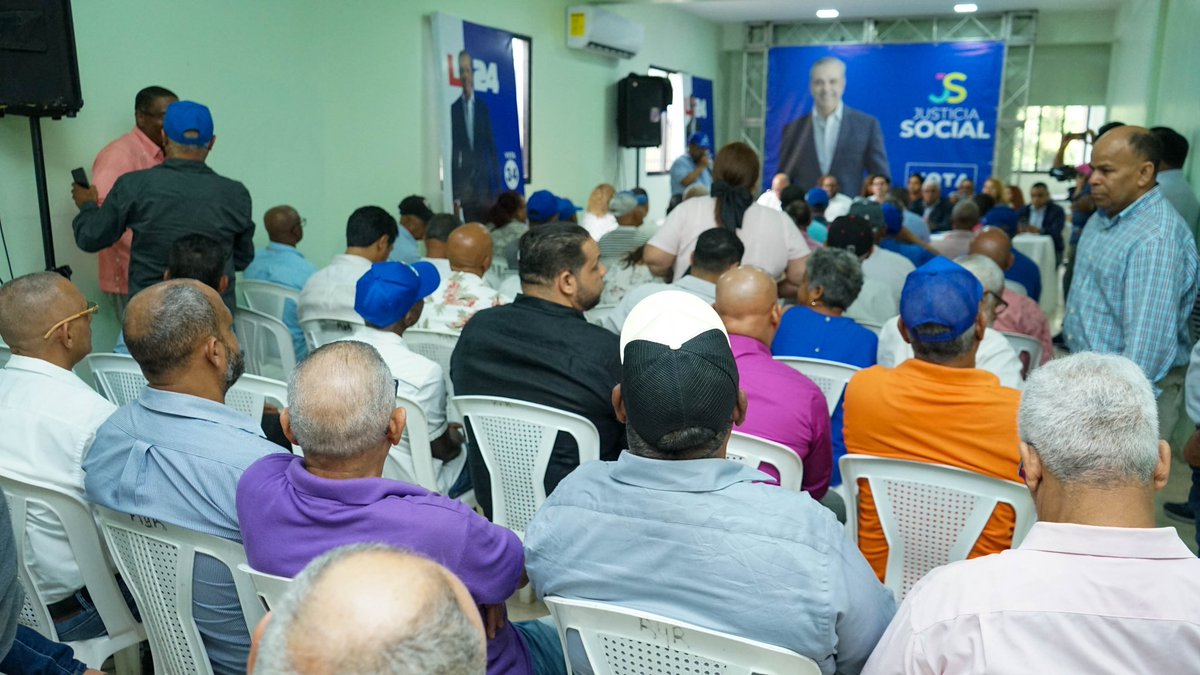 JSocialDO's tweet photo. Las autoridades de nuestro partido juramentaron hoy al Dr. Eliel Rosario ex vicepresidente nacional del Colegio Médico Dominicano (CMD), y a Guillermo Otenwalder, ex director regional del Ministerio de Deportes. Ambos son líderes políticos de reconocida trayectoria. https://t.co/AH4yowEIDv