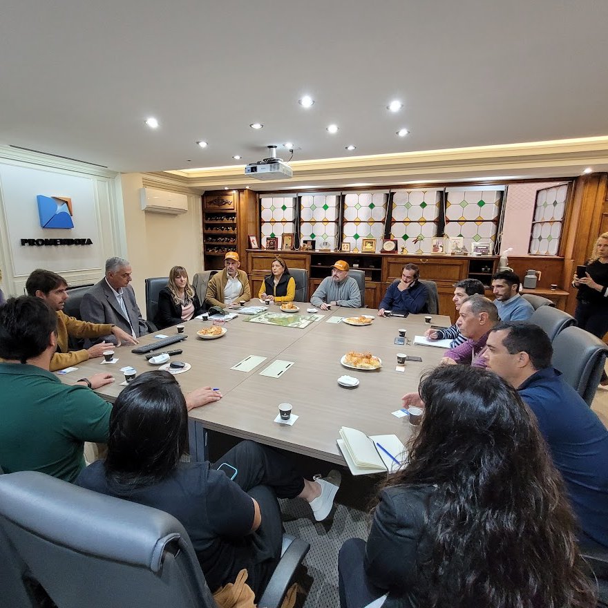 promendoza's tweet photo. La gerente @PGimenezDC junto a su equipo, recibió a empresarios de #ProCafe #MinasGerais #Brasil y #TOCCafé Argentina quienes proponen el café de especialidad como una oportunidad de negocios que puede crecer en #Mendoza.
Enterate más 👉 https://t.co/VWPdkdNPWb https://t.co/HiaVenYKjf