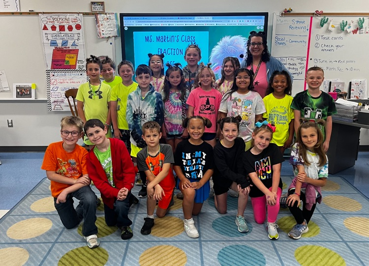 ChinaSpringES's tweet photo. Glow Party for 2nd grade #ourWHY https://t.co/x46yNVbxYi
