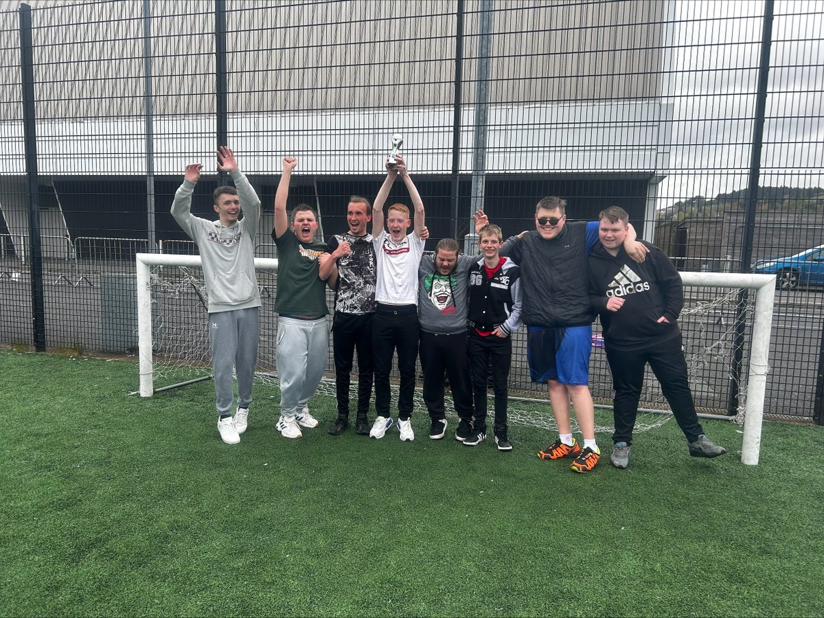 An excellent day of football fun with our friends from @coleggwent,@ebbwfawr,@fields_trinity. Thanks @dsw_bg & @ALSportDev for supporting us. Congratulations to the winners but everyone should be proud as you all represented your schools and colleges very well. #footiefun⚽️