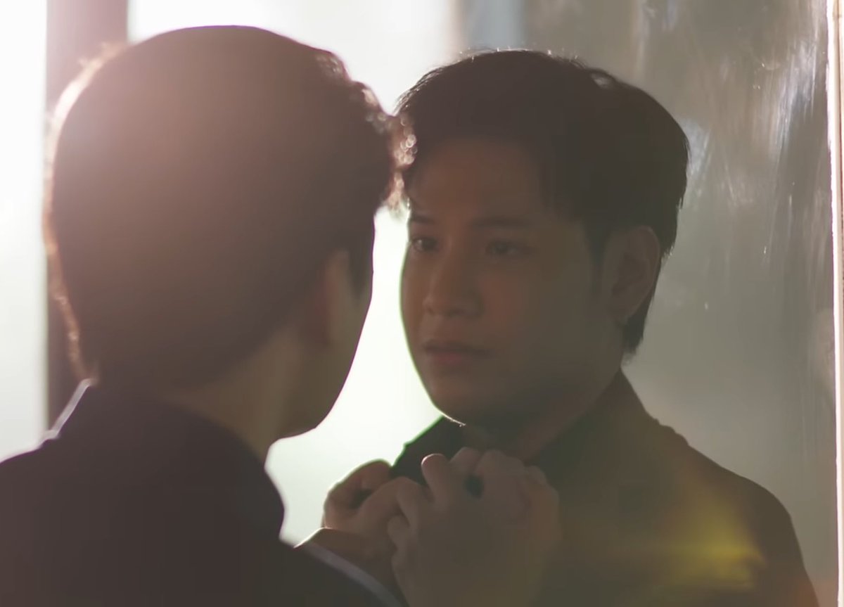 perayuhhh's tweet photo. Tamtawan’s hands are holding Pathapi’s hands that are clutching his collar.

oh my god i’m so devastated i’m crying i’m sobbing i’m screaming https://t.co/fDs6lrUL8e