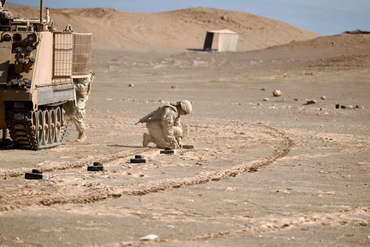 “Mi experiencia en terreno fue bastante difícil, porque el #DesiertoDeAtacama es muy árido y hostil, pero me siento capacitada para enfrentar los desafíos ”, SLTP. Catalina Vergara, primera promoción femenina de la Compañía de Ingenieros. 👉acortar.link/R261Oy