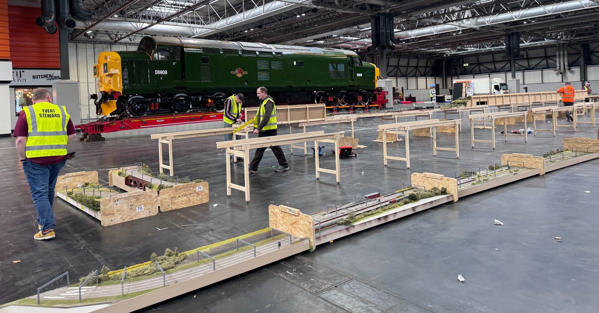 The Class 37 is in! A fantastic job by Reid Freight Services and thanks to Accurascale UK for sponsoring its movement to the show. Advance ticket sales have closed, but you can still turn up on the day. Full details here: hubs.ly/Q02v2XSs0 #modelworldlive #keymodelworld