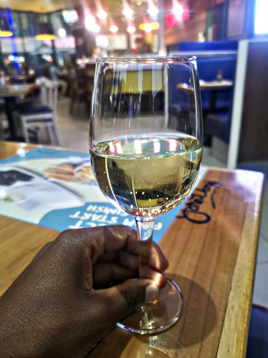 🥂 Drink white wine, think golden thoughts. 🙃

#ThroatusOpenus #Winetime 🍷 #vino #Wineporn #SauvignonBlanc #ChilledEvening