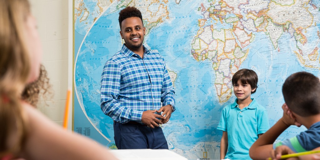 USCTeacher's tweet photo. Courses in the MAT online program curriculum are designed to equip students with relevant learning theories, an understanding of how to apply these theories and the opportunity to master skills in and outside of the classroom. Learn more: https://t.co/iJlM4CX6XJ https://t.co/pvWE8jH3vP
