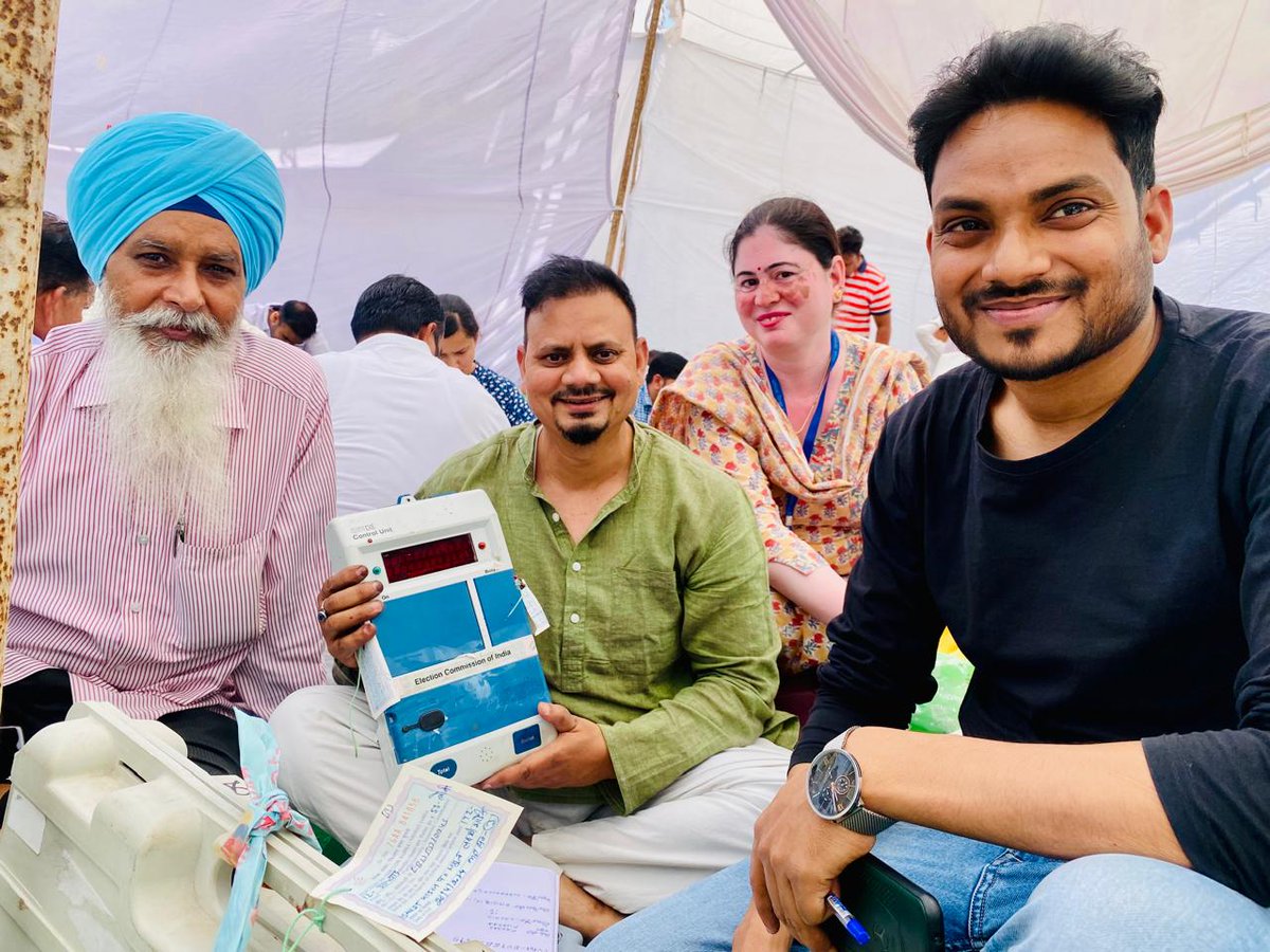 dm_ghaziabad's tweet photo. लोकसभा सामान्य निर्वाचन 2024 !!
जनपद गाज़ियाबाद के मतदानकर्मियों के प्रस्थान केंद्रों पर अपने मतदान केंद्रों को प्रस्थान करने से पूर्व तैयारियों में लगे उत्साही मतदानकर्मी। @ECISVEEP @ceoup @ChiefSecyUP @InfoDeptUP https://t.co/xPDUgAyXpD