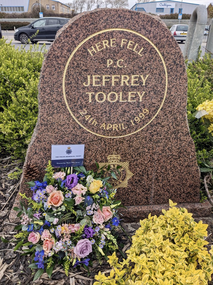 Yesterday we laid a floral tribute to the memory of P.C Jeffrey Tooley at our memorial on Brighton Road in Shoreham-by-Sea, West Sussex 
#HonouringThoseWhoServe #PoliceFamily
#PoliceMemorials
@sussex_police 
@SussexPolFed