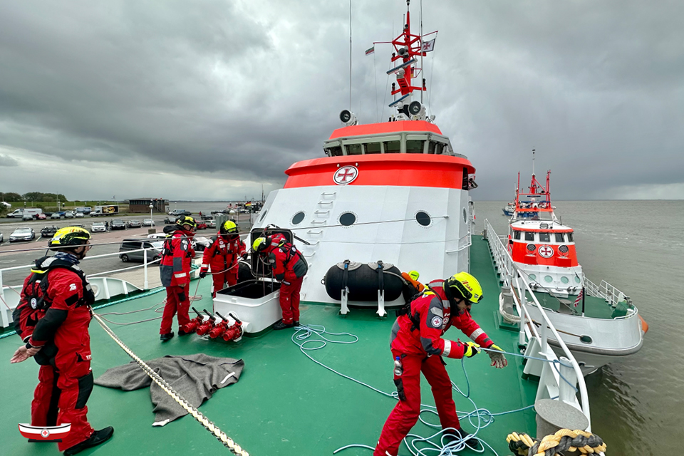 #Seenotretter-Training: An Tag 1⃣ der groß angelegten Übung #SAREx #Wilhelmshaven mussten die Crews der beteiligten #DGzRS-Stationen heute in kleinen Teams unterschiedliche Übungsabschnitte absolvieren. 🤝 #TeamSeenotretter Mehr zur SAREx: seenotretter.de/sarex