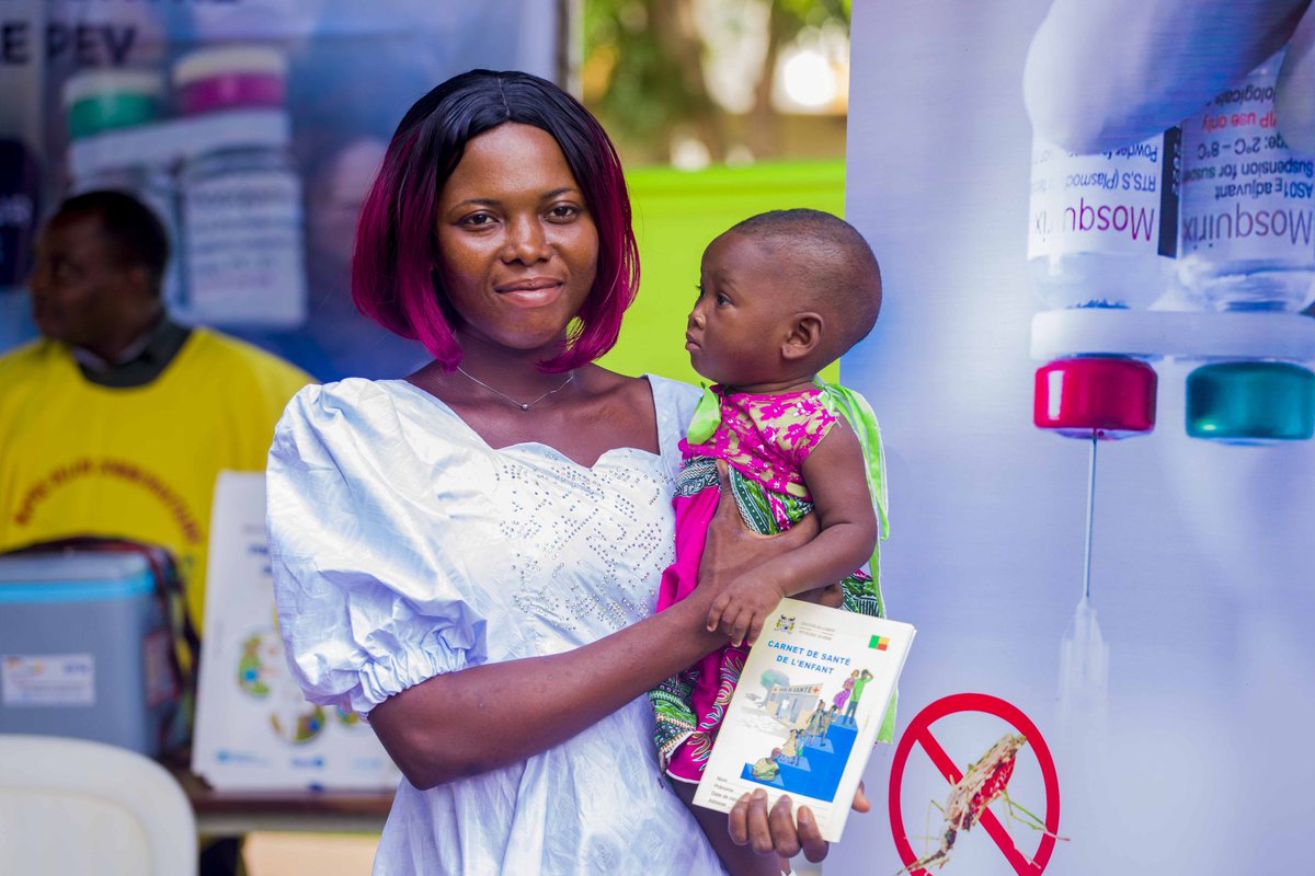 Nous vous présentons, Fènou, 6 mois le 1er bébé béninois 🇧🇯 à être vacciné contre le #paludisme. Sa maman Alicia, 23 ans brandit fièrement son carnet de vaccination 💉💉💉