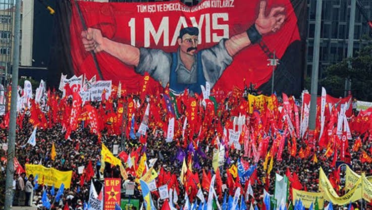 yasarustaportal's tweet photo. 📣64 yazar ve sanatçıdan 1 Mayıs açıklaması: Taksim Meydanı’na ilişkin yasakçı tutuma hemen son verilmeli 

64 sanatçı ve yazarın imzasıyla yapılan açıklamada İstanbul Valiliği’nin yasak kararının hukuka aykırı olduğu söylenerek Taksim Meydanı’nın 1 Mayıs alanı olduğu belirtildi.

İMZA VEREN YAZAR ve SANATÇILAR
Adnan Özyalçıner Ahmet Telli Ahmet Ümit Akif Kurtuluş Altay Öktem Ayfer Tunç Ayşegül Devecioğlu Ayşen Şahin Başak Canda Belma Fırat Biket İlhan Burhan Sönmez Cenk Güray Cevat Çapan Deniz Durukan Dilruba Nuray Erenler Ender Öndeş Erdoğan Aydın Erendiz Atasü Ertan Mısırlı Figen Öcal Figen Şakacı Gaye Boralıoğlu Genco Erkal Haden Öz Hakan Yaman Halil İbrahim Özcan Hasan Öztoprak Haydar Ergülen İnci Aral Kadir Akın Kamil Erdem Kamil Tekin Sürek Kemal Varol Latife Tekin Mehmet Zaman Saçlıoğlu Murat Özyaşar Murat Uyurkulak Murathan Mungan Mustafa Köz Nalan Çelik Namık Kuyumcu Neşe Yaşın Nur Sürer Orhan Alkaya Orhan Pamuk Oya Baydar Ömer Faruk Özer Akdemir Özgün Bulut Özlem İşbilir Reis Çelik Sema Kaygusuz Semih Gümüş Şebnem İşigüzel Tarık Günersel Tülin Dursun Ümit Kıvanç Vecdi Erbay Yavuz Pak Yusuf Nazım Zeynep Aliye Yavuz Zeynep Oral Zülfü Livaneli