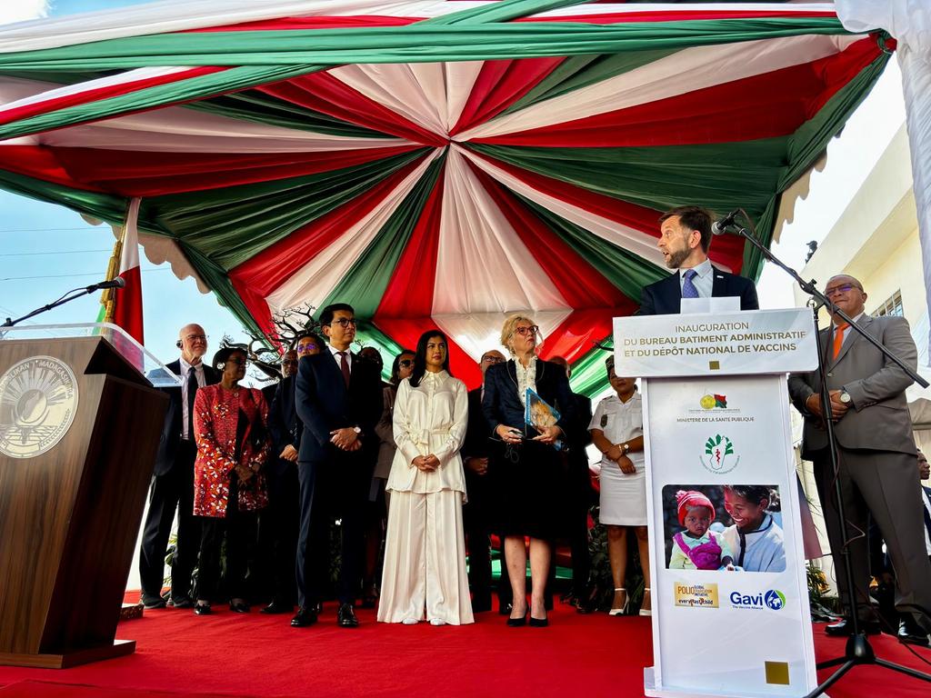Aujourd'hui à Antananarivo, l'inauguration du nouveau dépôt national de vaccins, financé par Gavi, a eu lieu en présence de S.E. le Président Rajoelina. Alex de Jonquières, Directeur du renforcement des Systèmes de Santé et de Vaccination de Gavi, a réitéré notre soutien