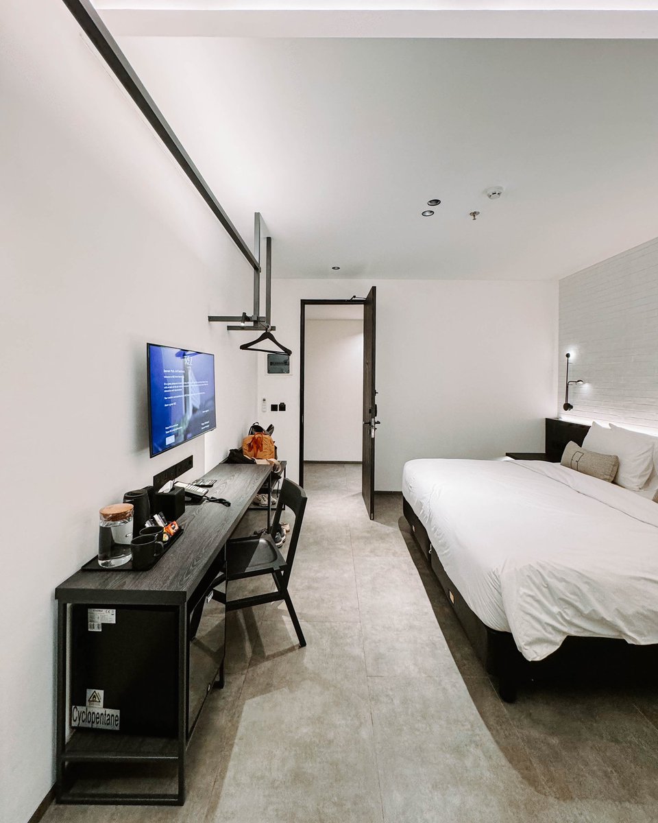 4 kunjungan terakhir ke Semarang selalu nginep sini, pertimbangan utamanya karna lokasinya cakep, tengah kota, jd mau ke mana2 deket… hotelnya juga baru banget, diresmikannya akhir tahun 2023 jd semuanya masih bersih pool

Dr luar sih keliatan compact hotelnya, tp kamarnya