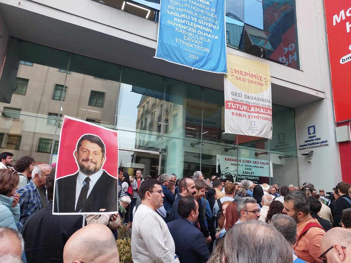 Hepimiz Gezi'deydik, Can gibi, Tayfun gibi... ama onlar 2 yıldır tutsak. Hatay halkı 11 aydır vekilinden yoksun.

Arkadaşlarımızı mutlaka bu esaretten kurtaracağız. Hatay halkı vekiline kavuşacak. 
#GeziYargılanamaz