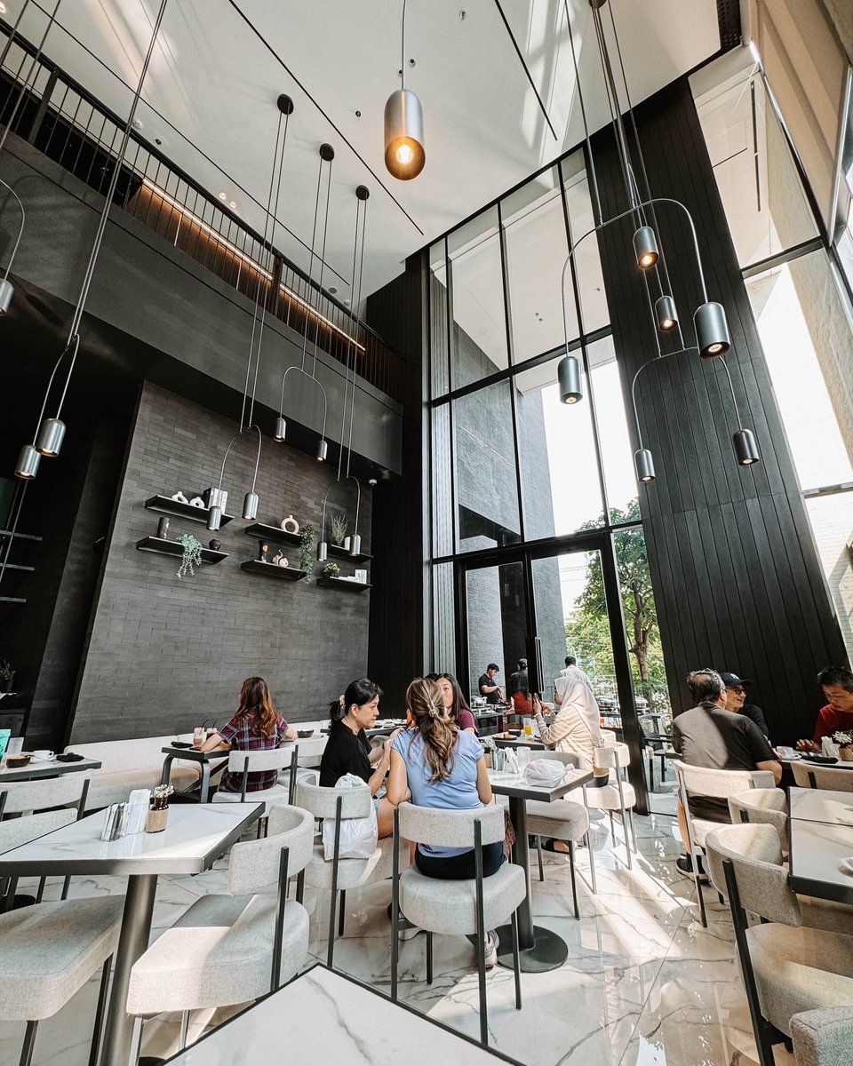 tumbarmericaa's tweet photo. Jadi memang tipe hotelnya yg memaksimalkan natural light, jd pas pagi cakep banget buat foto2 terutama di daerah restonya

Nah di aplikasi2 sih hotel ini termasuk bintang 4, harga terbaru di kisaran 600rban dan udh include sarapan… sarapannya sih simple bgt, yaa cukup buat isi perut kalian yg butuh quick breakfast sebelum kerja pas business trip ✨

📍 https://t.co/xfB7kiTuD2