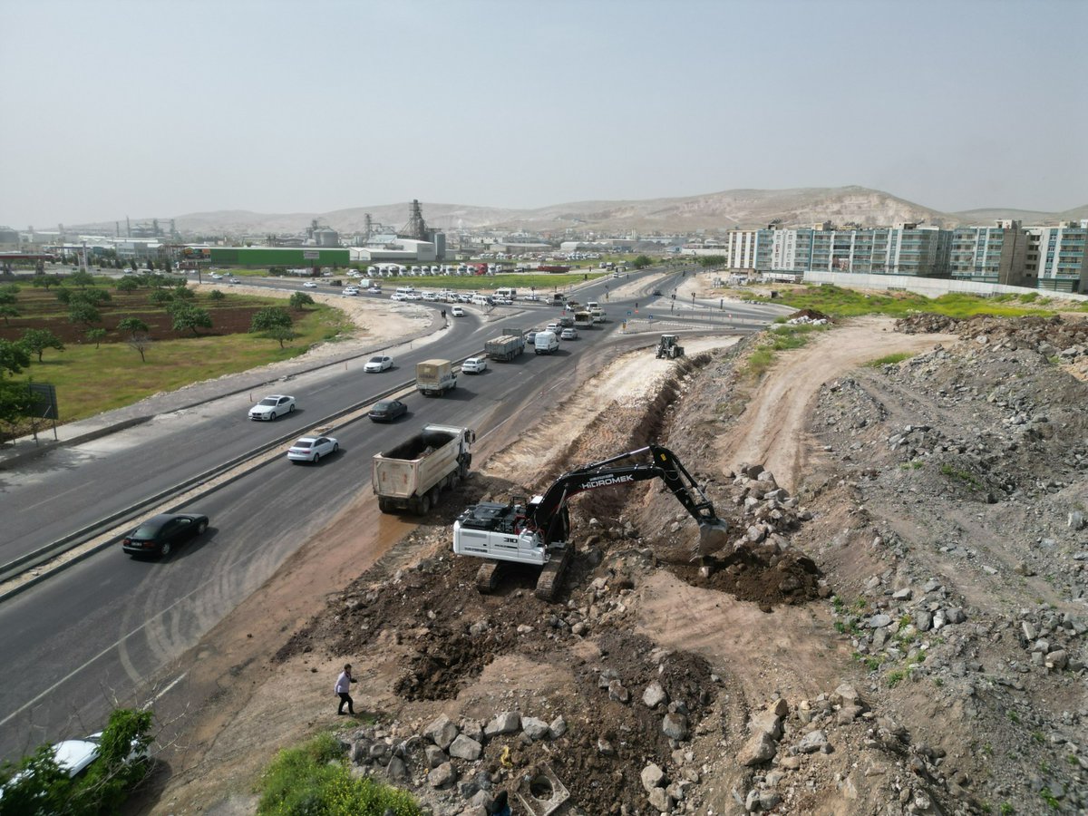 Kent trafiğinde önemli bir geçiş güzergâhı olan Şanlıurfa - Akçakale yolu üzerinde bulunan Yenice Kavşağında yol genişletme çalışmaları başlatıldı.