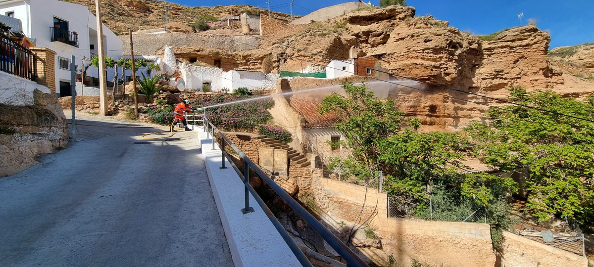 Asvogra's tweet photo. Gran trabajo preventivo el que realizaron ayer los #BomberosAPEI @dipgra del Parque de #Guadix con el dispositivo de seguridad y de actuación en #Belerda_Guadix para la caída controlada de una gran piedra que amenazaba la integridad de los vecinos de las viviendas próximas. 🚒👨‍🚒 https://t.co/GudVtbumAP