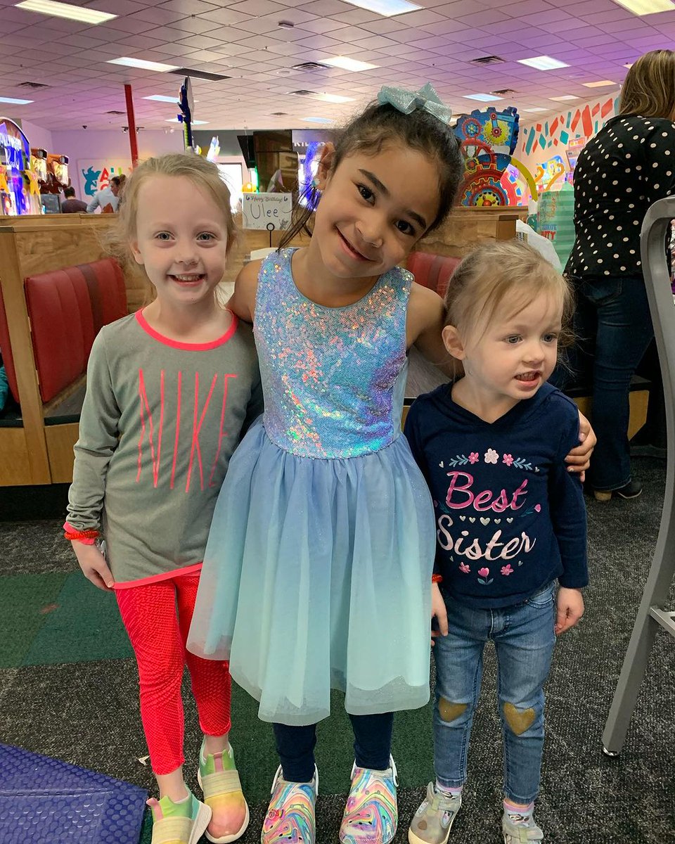 🎈🎉There's no better place to celebrate turning 5 than at Chuck E. Cheese with friends! 📸IG: betsydee