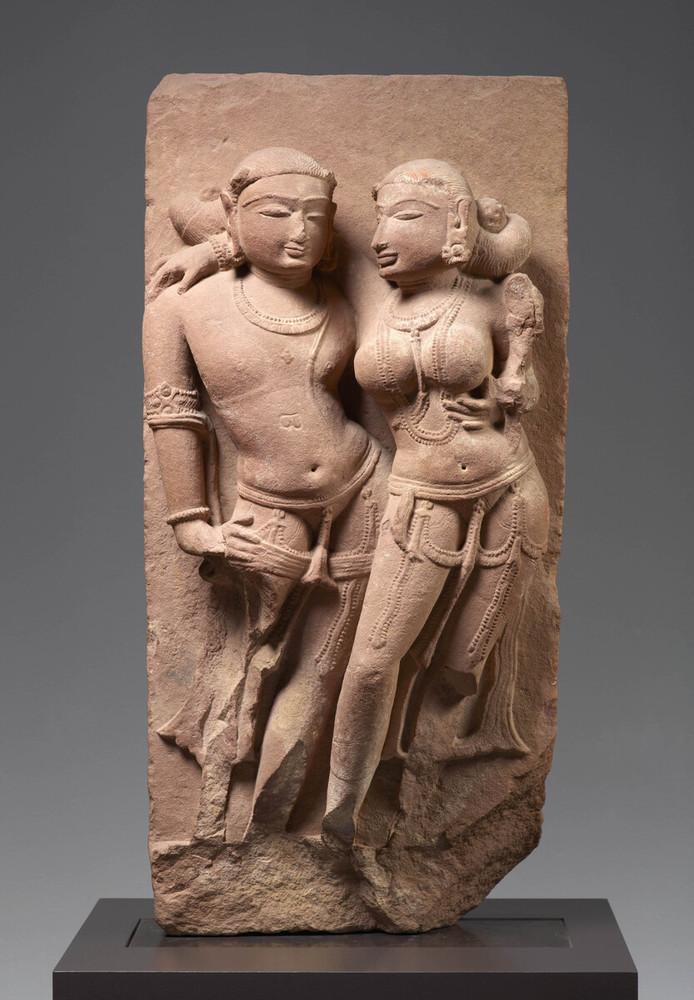 Two Lovers (Mithuna) Couples such as this pair are understood to have multiple meanings: a celebration of life's pleasures to the desire of a human's longing for union with the Divine This 11th century statue from #ChandellaDynasty of #MadhyaPradesh is now at #MuseumRietberg