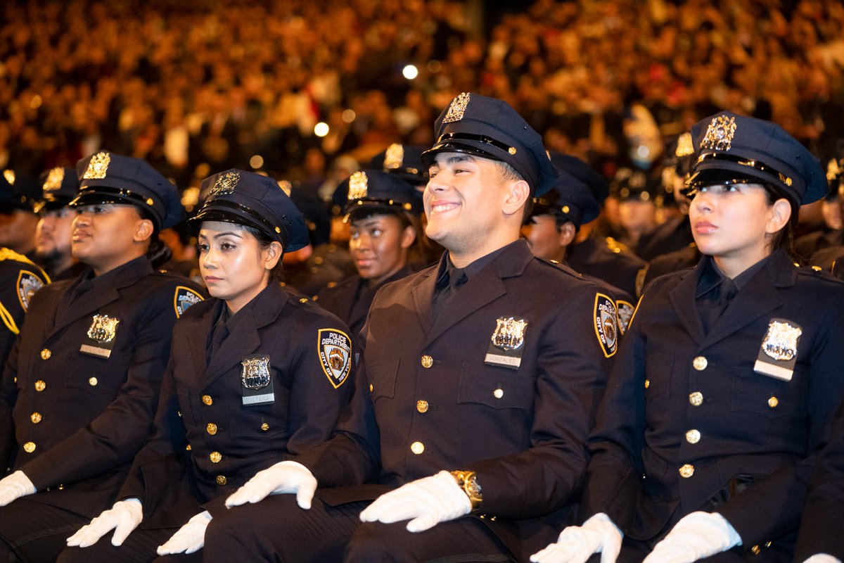 We're here to protect everyone. NYPD officers are now learning American Sign Language #ASL in the policy academy to better communicate with the deaf and hard-of-hearing community. qns.com/2024/04/nypd-a…