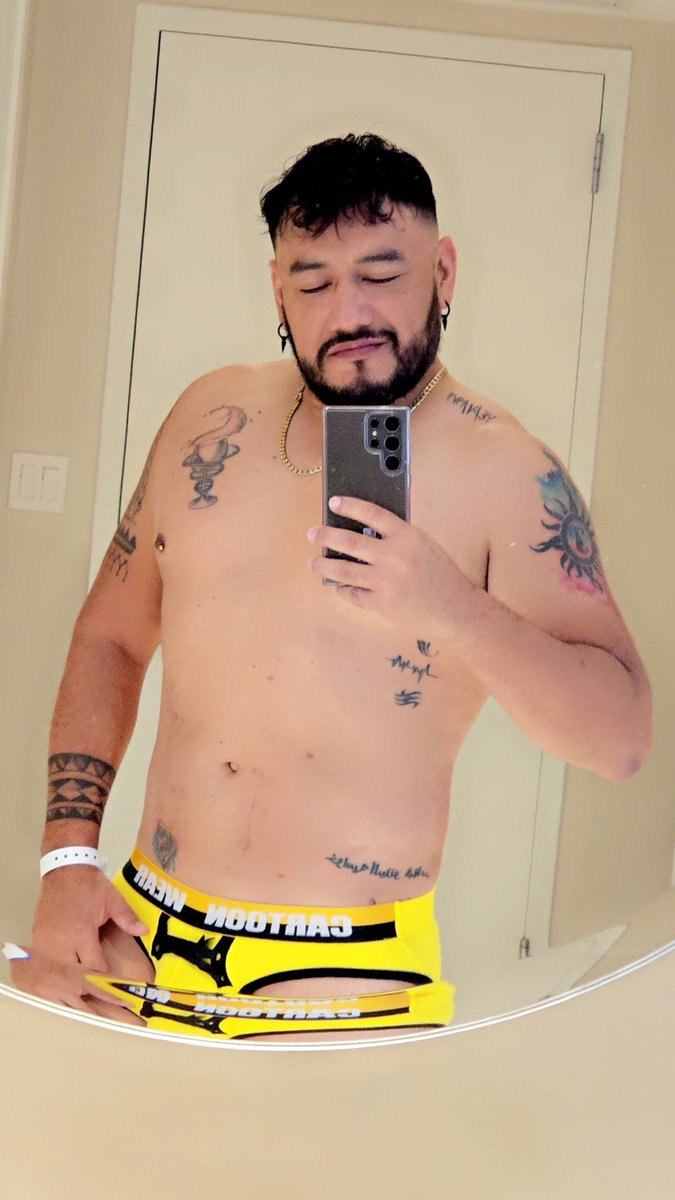 JoseViv03511171's tweet photo. #Miami #Yellow #tattoo #beard #beardmen #TweeterWorld #cartoonwear #winetattoo #MIRROR #vacations #vacationmode #earrings #solotraveller #selfie #daddybeard #NewPost https://t.co/GFlWXb7myi