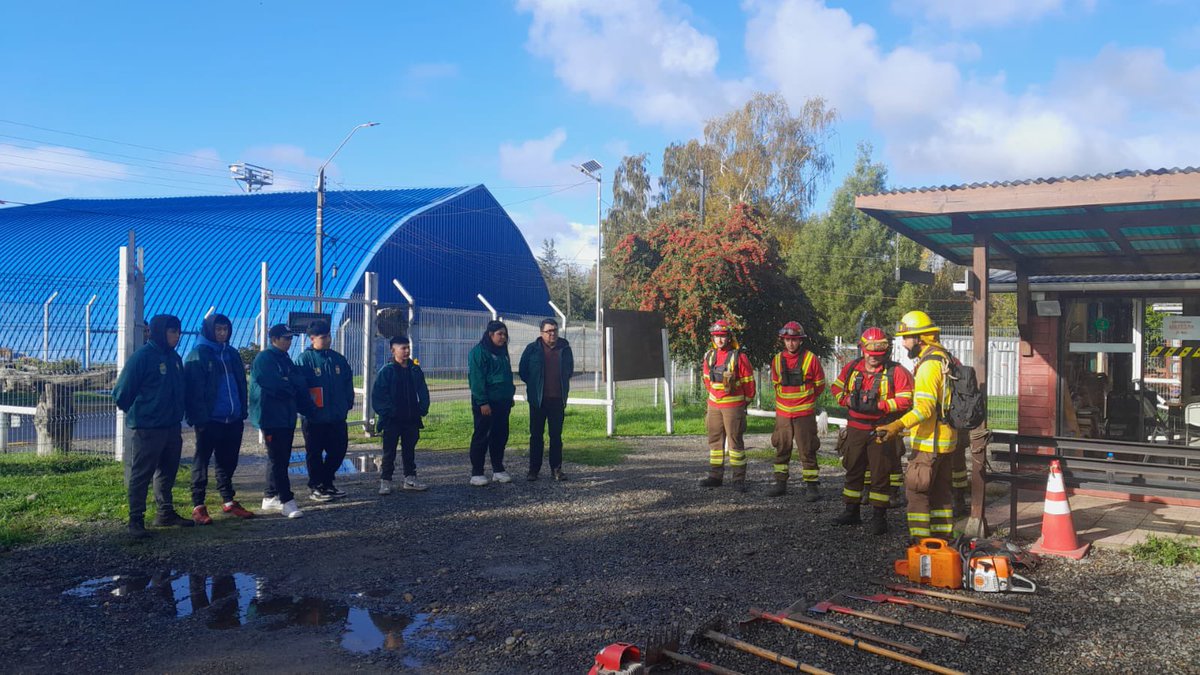 VALDIVIA | Estudiantes de 3o medio del Liceo Técnico Forestal de San José de la Mariquina, visitaron la Central de Coordinación y Despacho #CONAF y a la Brigada Lingue 4, con el fin de interiorizarse en el trabajo que realizan estas unidades para el combate del fuego.