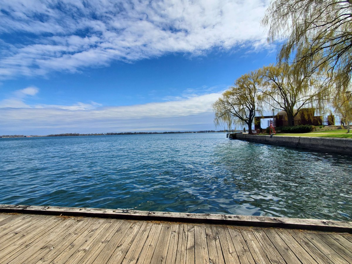 Who doesn't love a midday waterfront stroll? 🌊 Just another perk of working at The Rostie Group office. Find us at WaterPark Place, 20 Bay Street. #waterfrontTO #baystreet #toronto #workspace #workbythewater #itsbetterbythewater