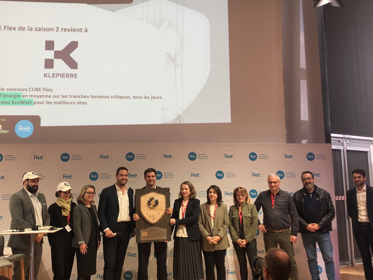 Et cette année, c'est @KlepierreGroup qui remporte le Bouclier de la meilleure économie d'énergie de la saison 2023 du concours CUBE Flex' ! Bravo à toutes les équipes de @KlepierreGroup  pour leur engagement et implication dans le concours.