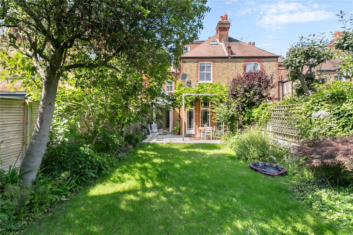 This dreamy family home nestled in the heart of West Putney is the definition of curb appeal 😍🏡⁠ ⁠ 🛏️ 5 bedrooms⁠ 💷 £6,750 per month⁠ 📍 West Putney, SW15⁠ 🔗 l8r.it/qxk2 #Chestertons #ForRent #FamilyHome #WestPutney #Putney #Property