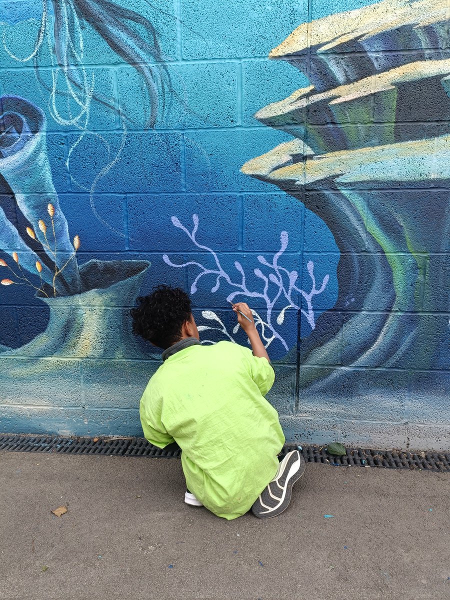 Love this collaborative project with our students and the students from @ClaygatePrimary. As part of our Arts Pathway a professional mural artist is putting them through their paces ;)