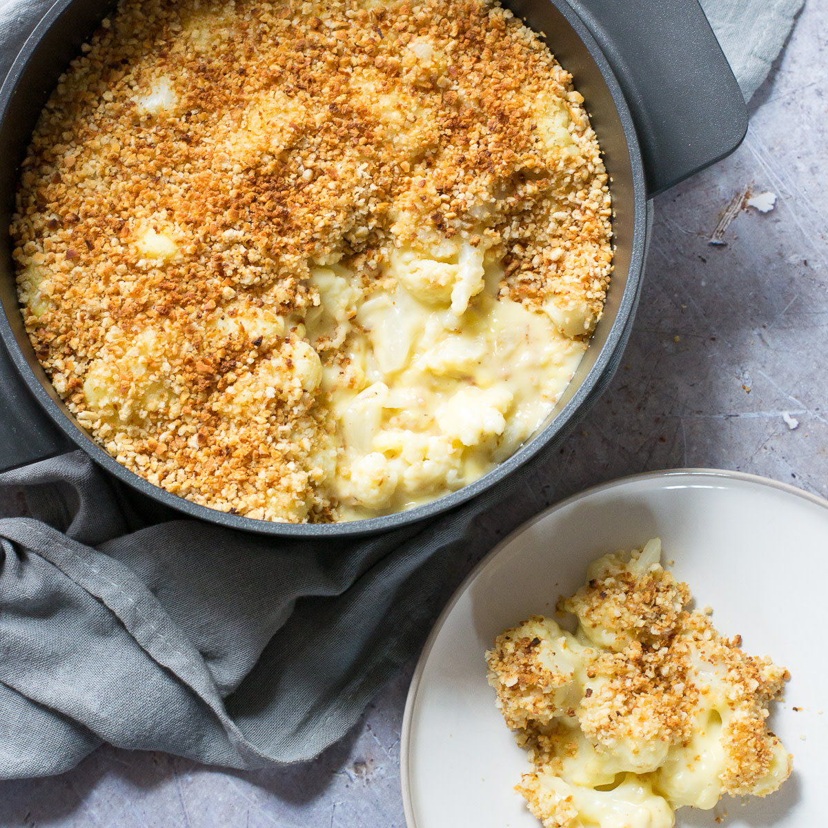 🌱 VEGAN CAULIFLOWER CHEESE 
This gooey baked vegan cauliflower cheese is the ultimate vegan comfort food, with a crispy breadcrumb topping. Easy to make with a rich creamy sauce. thevegspace.co.uk/recipe-caulifl… #Veganuary #Vegan