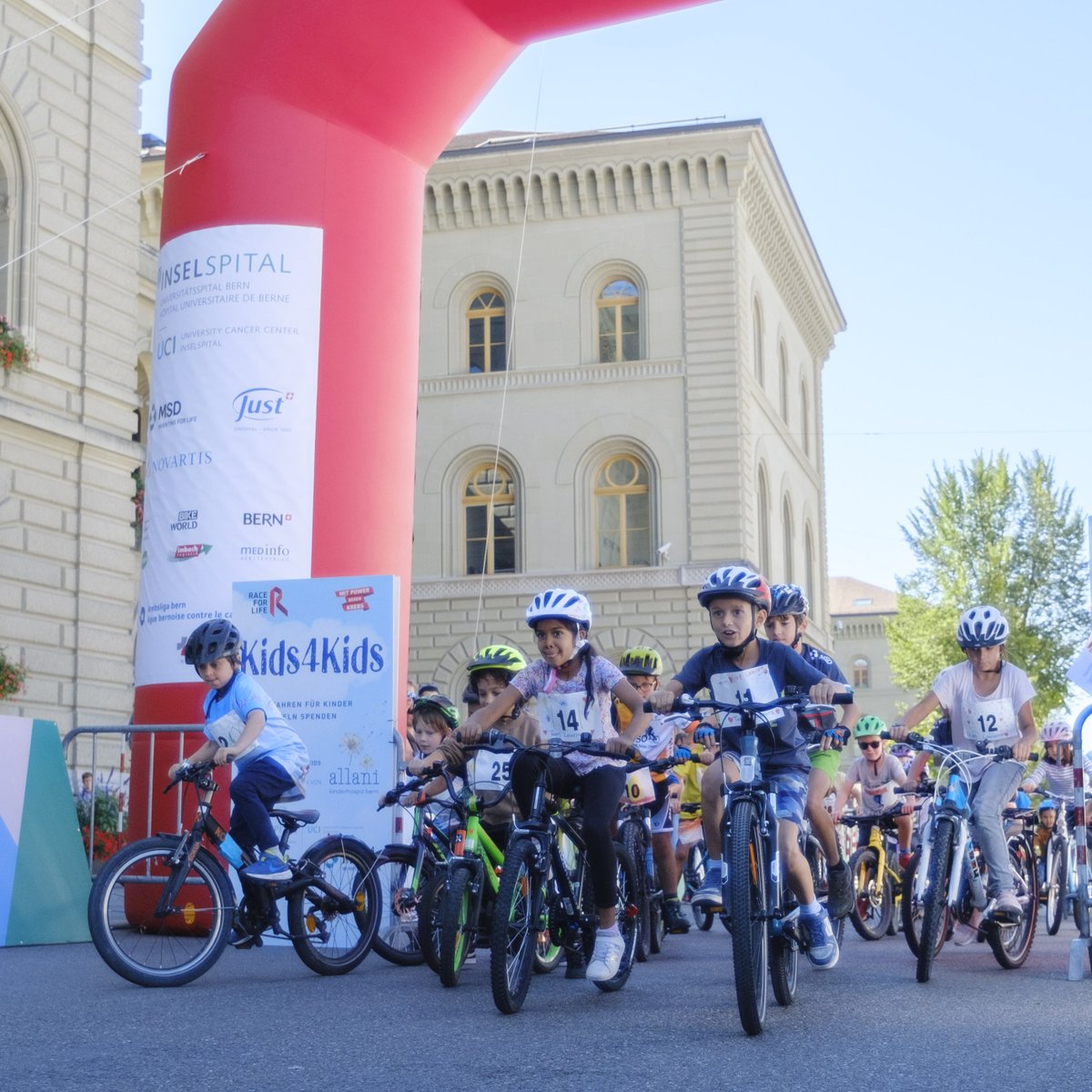 Unsere Unterstützung ist gefragt! Am Sonntag, 5. Mai, von 10.00 – 16.00 Uhr findet auf dem Zentrumsplatz in Urtenen-Schönbühl ein Flohmärit statt. Der gesamte Erlös geht an das allani Kinderhospiz in Bern. Seid dabei und unterstützt eine wunderbare Sache!