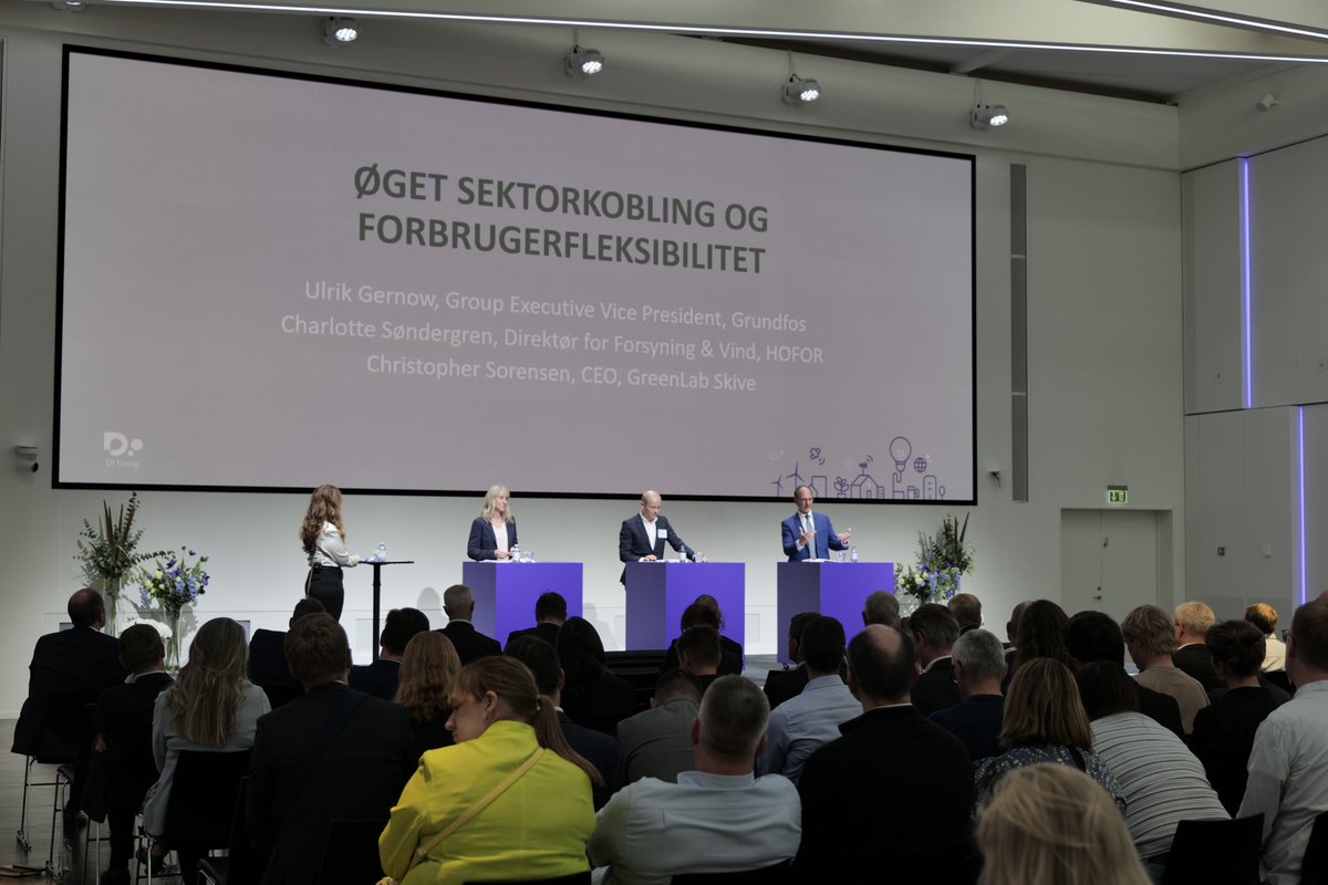 Dagens tredje panel satte fokus på vigtigheden af sektorkobling for #grønomstilling. Bedre energiudnyttelse og tættere kobling mellem producent og forbruger batter noget🌱Men stort ❔hvordan skabes den optimale infrastruktur til at balancere alle hensyn? #dkpol #dkbiz #dkgreen